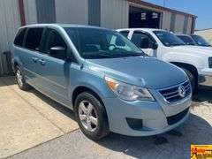 2010 Volkswagen Routan SE; 188,319 Miles; VIN 2V4RW3D10AR159205.  See video.