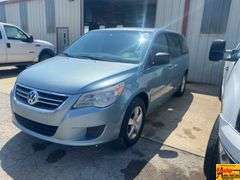 2010 Volkswagen Routan SE; 188,319 Miles; VIN 2V4RW3D10AR159205.  See video.
