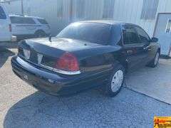 2008 Ford Crown Victoria; odometer does not work; VIN 2FAHP71V78X168965.  See video.