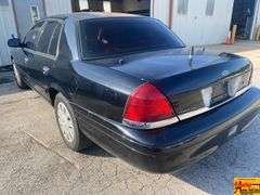 2008 Ford Crown Victoria; odometer does not work; VIN 2FAHP71V78X168965.  See video.