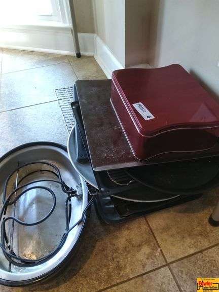 Mixed Lot of Kitchen Baking Pans and Roasting Racks image