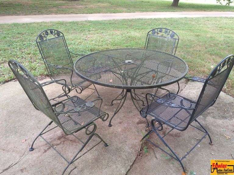 Metal Mesh Outdoor Patio Table and Chair Set image