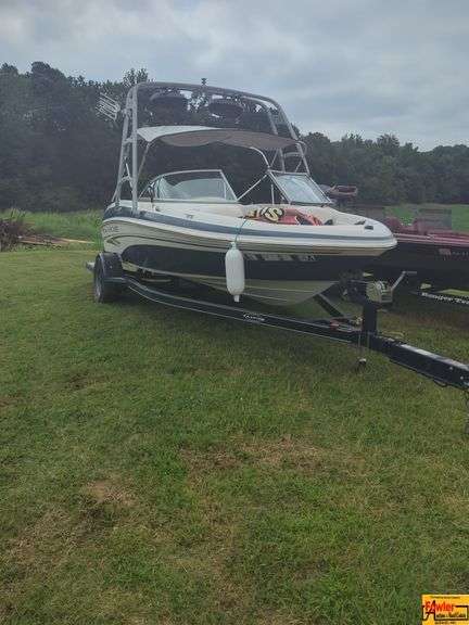 Tahoe Q4 Ski/Fishing Boat On Trailer image
