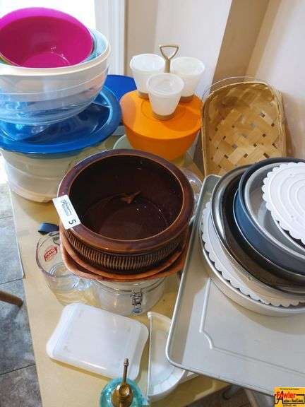 Mixed Lot of Kitchenware: Bowls, Containers, Bakeware & More image