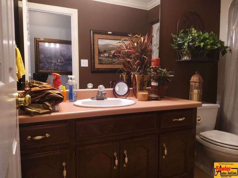 Assorted Bathroom Decor Lot image