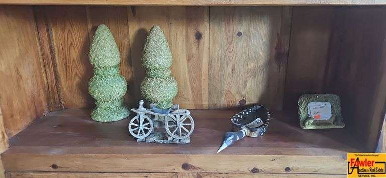 Assorted Decorative Items image