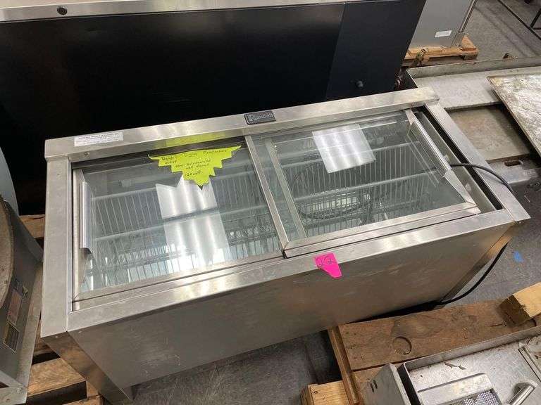 Randell Mfg. Wall Mount Display Merchandiser - Not Refrigerated - 120V - 4ft x 23in x 27in