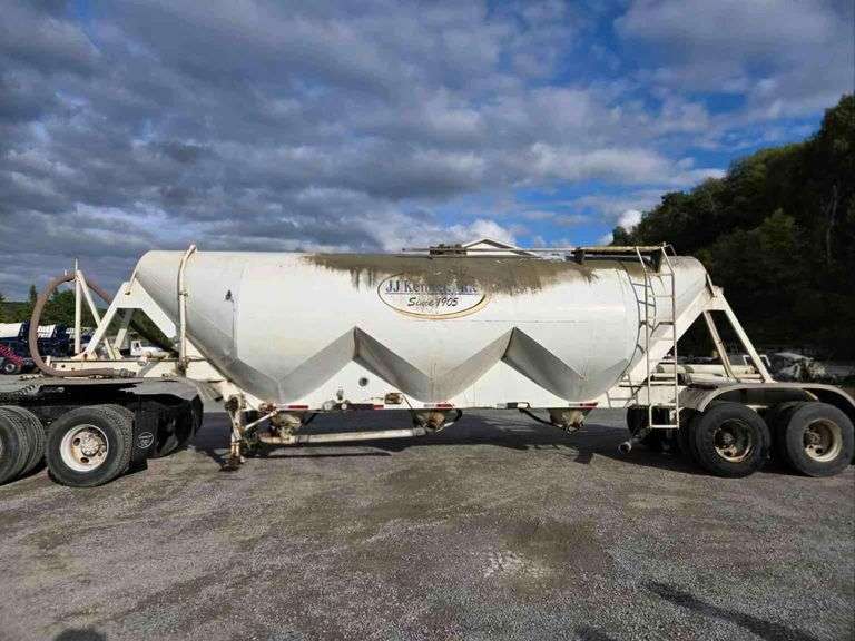 1968 Fruehauf Corp Bulk Pneumatic Tank Trailer - 55,000lb Capacity - Not Inspected - Needs 2 T's - LOCATED OFF SITE