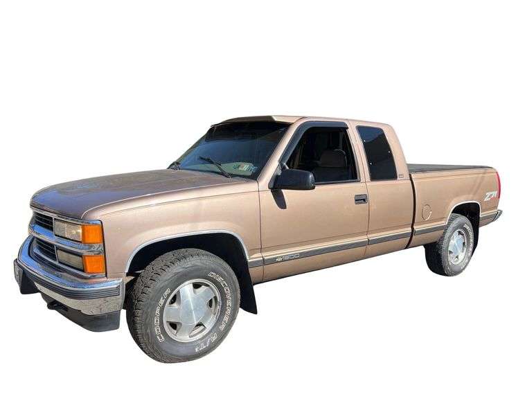 1997 Chevy 1500 Silverado Z71 Off Road - Extended Cab - 4x4 - Odometer Reads 216,407 Miles - Leather Interior - 6ft Bed - Vortec V8 - New Battery - Inspected 3/26 - Bed Cover - VIN: 2GCEK19R0V1126992 image