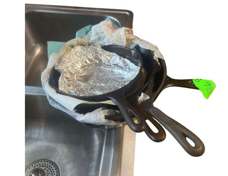 4 Cast Iron Pans image