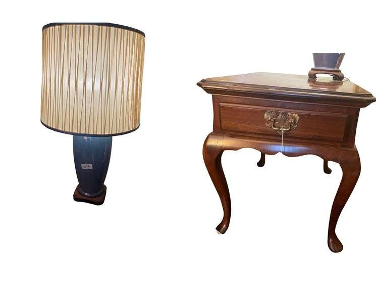 Queen Anne End Table - 20” w 21” h - Pennsylvania House image