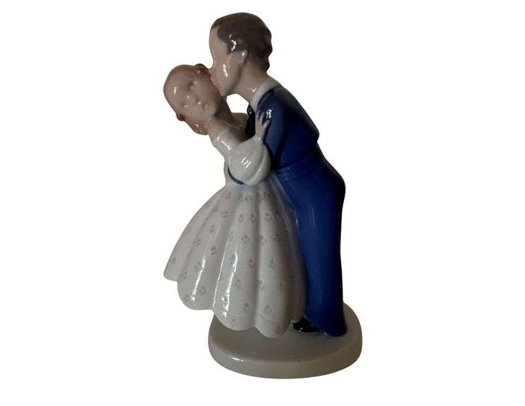 Bing & Grøndahl Figurine "First Kiss" image