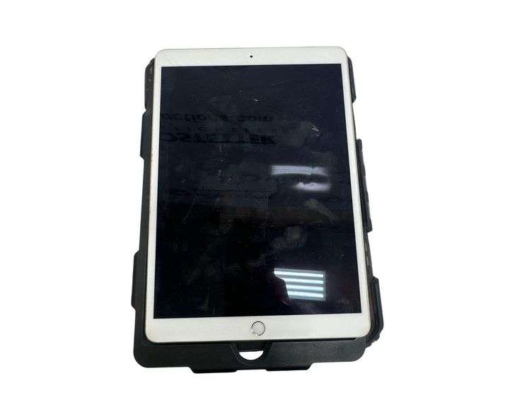 Apple IPad Air 3rd Gen - 64GB - PIN: 247070 - Screen Has Crack image