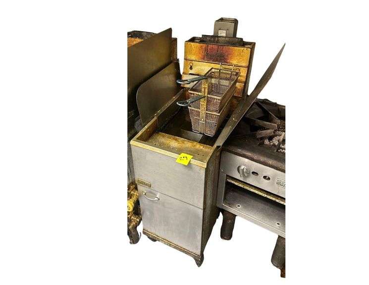 Pitco Deep Fryer - Natural Gas - 15" x 30" x 49" image