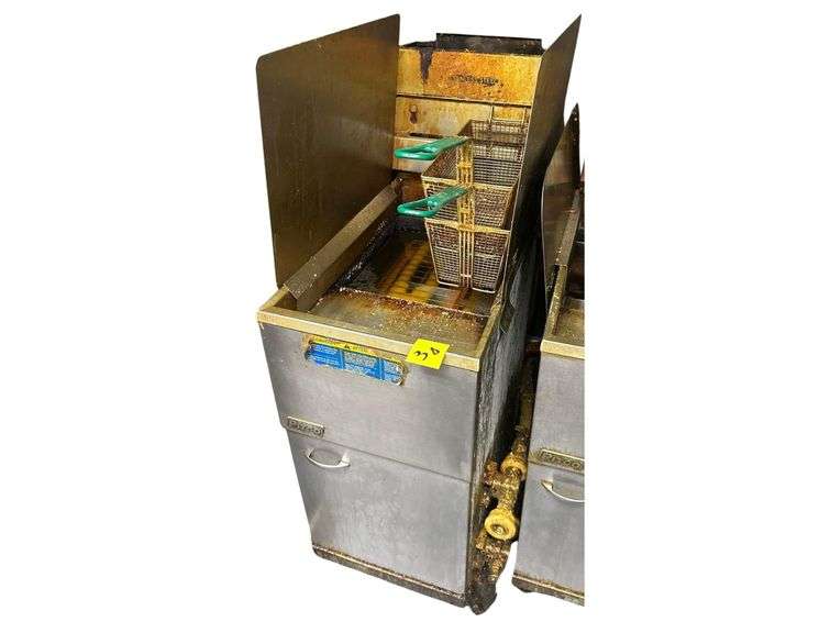 Pitco Deep Fryer - Natural Gas - 15" x 30" x 49" image