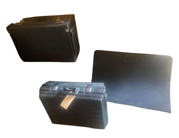 2 Carry Cases along with a 31x24 Inch Art Case image