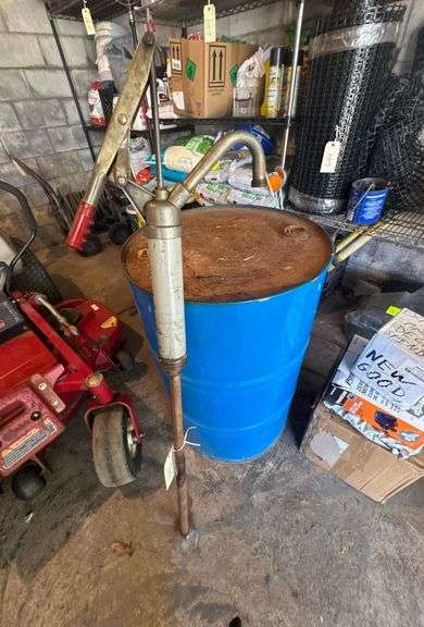 Drum of Chevron Rando Hydraulic Oil w/ Pump image