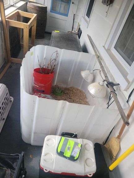 4ft Square Plastic Chicken Cage With Heat Lights and Lid