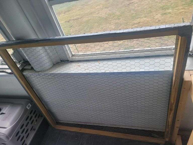 4ft Square Plastic Chicken Cage With Heat Lights and Lid