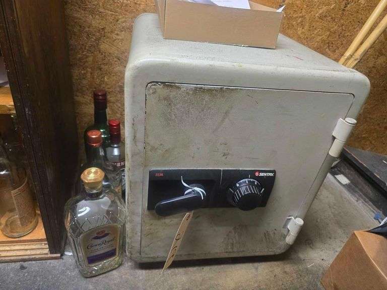 Sentry Safe 21x17x17in