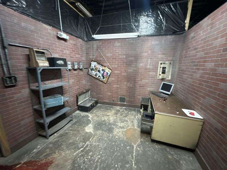 Contents and Partitions of Serial Killer Themed Escape Room - (3 Separate Rooms)