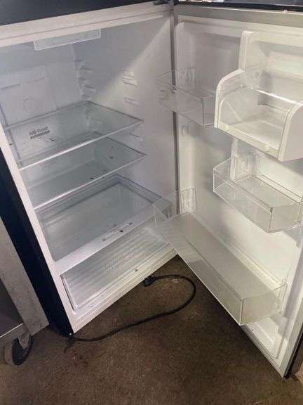 Insignia Fridge 26inx23inx58in