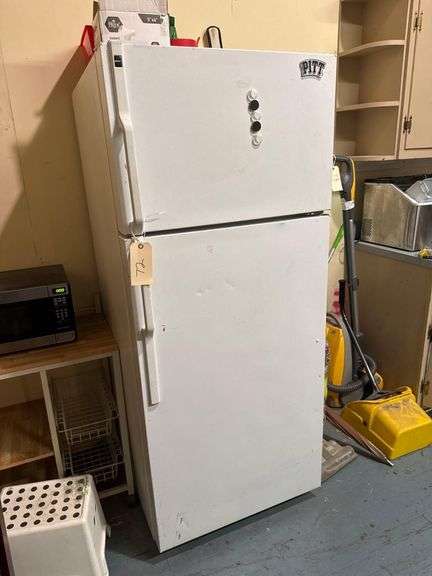 Hot Point Refrigerator 29in x 28in x 67in