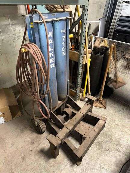 Walker 7 Ton Pneumatic Bumper Jack - Model 93692 - Serial No. 692K08200