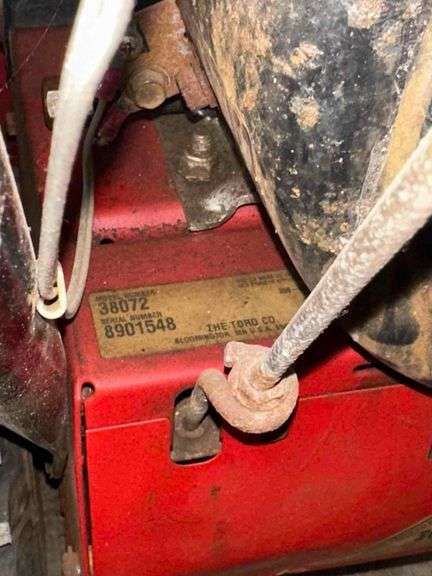 Toro 724 24in Snow Thrower - Model 38072 - Serial No. 8901548