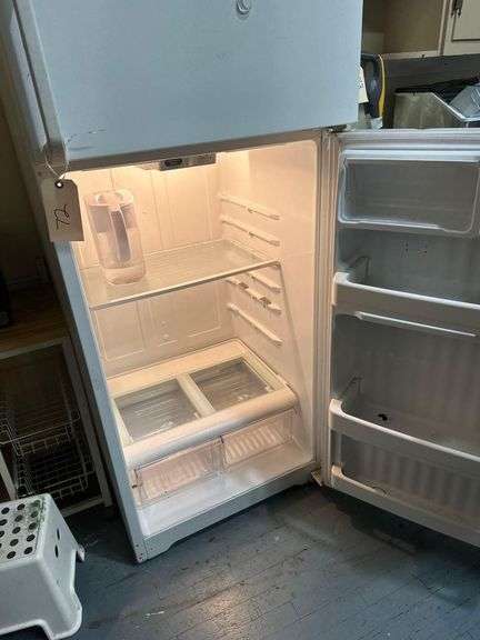 Hot Point Refrigerator 29in x 28in x 67in