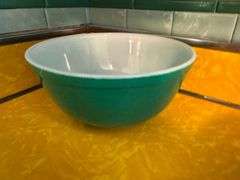 3 Pyrex Pieces and Anchor Measuring Cup
