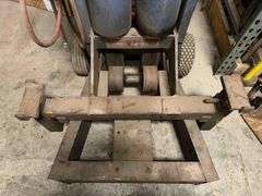 Walker 7 Ton Pneumatic Bumper Jack - Model 93692 - Serial No. 692K08200