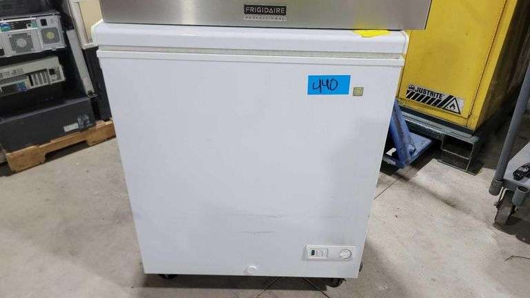 GE 5.0 Cu. Ft. Manual Defrost Chest Freezer Model #:FCM5SUW. Works, but lid doesn't stay fully shut on its own. image