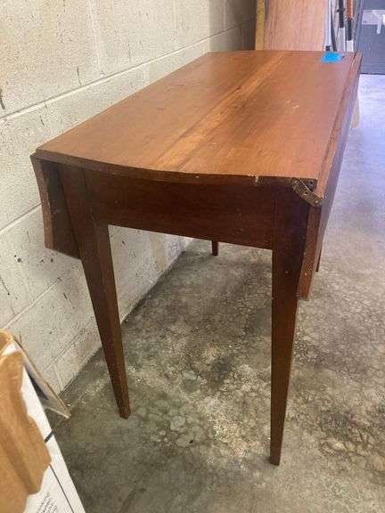 Wooden Table with Adjustable Width