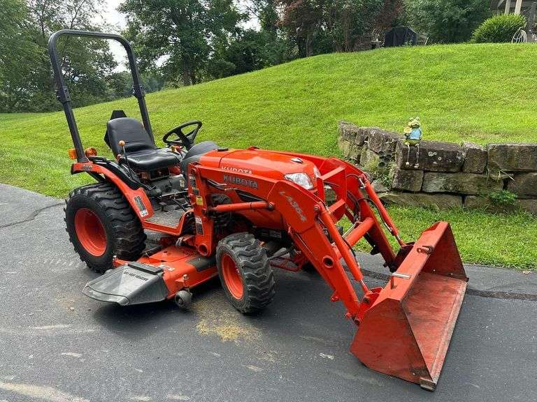 Kubota B2620 HST Tractor w/ 50in Front End Loader, 60in Mower Deck, and ROPS - Serial No. 56717 - *ONLY 277 Hours* - 3 Pt Hitch and PTO - Front End Loader (Model LA364)(Serial No. B1885) - Mower Deck (Model RCK60-29B)(Serial No. 21870) - ROPS (Model SFB-F292)(Serial No. 74324)