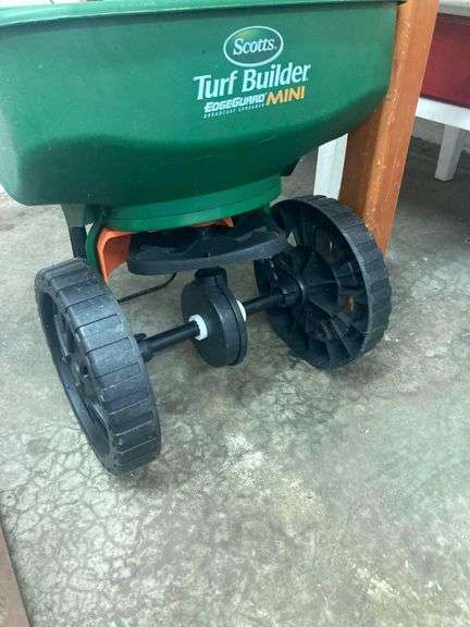 Scott’s Turf Builder Edge Guard Broadcast Spinner Mini