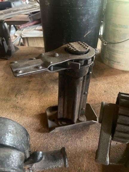 Automotive Jack, Hand-Cranked Forge Blower, Iron Manual Ratchet Screw Jack
