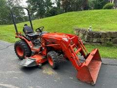 Kubota B2620 HST Tractor w/ 50in Front End Loader, 60in Mower Deck, and ROPS - Serial No. 56717 - *ONLY 277 Hours* - 3 Pt Hitch and PTO - Front End Loader (Model LA364)(Serial No. B1885) - Mower Deck (Model RCK60-29B)(Serial No. 21870) - ROPS (Model SFB-F292)(Serial No. 74324)