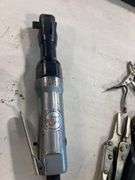2 Pneumatic Ratchets