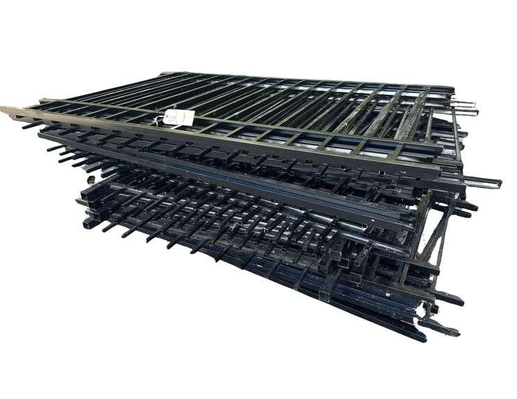 Pallet of 24 Fencing Panels (6' Wide x 4' Tall) & 5 Fencing Panels (4' x 4') image