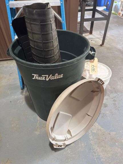 Trash Can w Lid image
