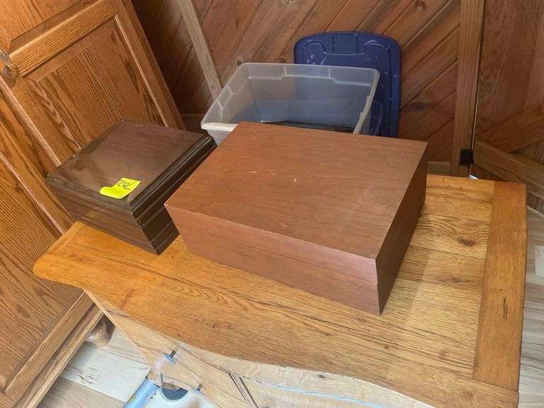 2 Wooden Humidors one is 15x10x5.75 Inches other us 11.5x9.5x5.5 Inches image