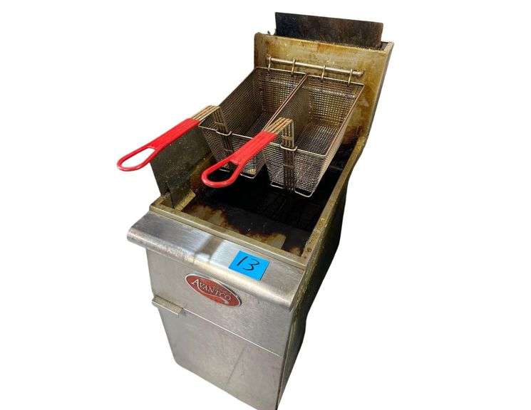 Avantco Deep Fryer w/ Splashguard and 2 Baskets - Natural Gas image