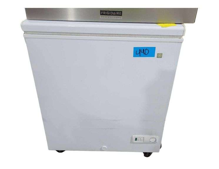 GE 5.0 Cu. Ft. Manual Defrost Chest Freezer Model #:FCM5SUW. Works, but lid doesn't stay fully shut on its own. image