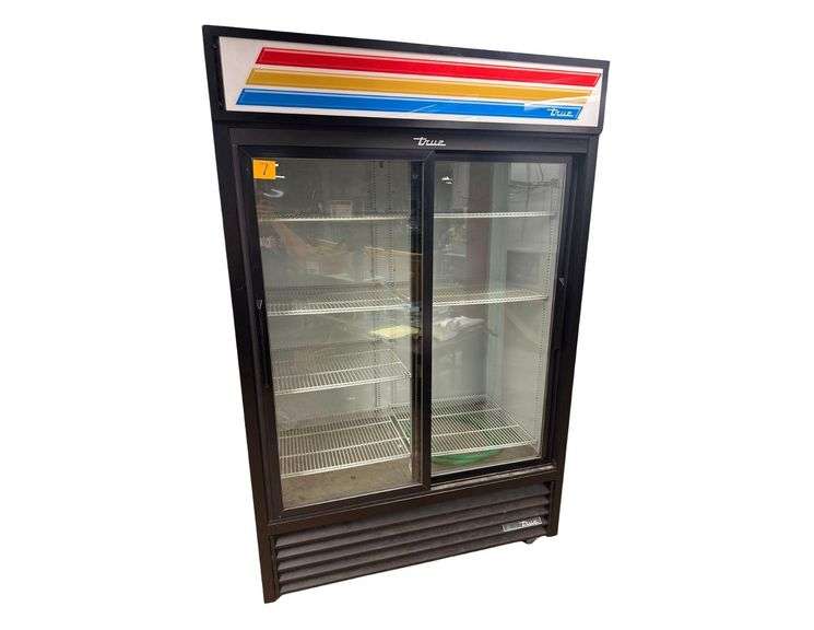 True Mfg. Sliding Door Refrigerated Merchandiser - Model GDM-45-HC-LD - Serial No. 9208120 - 1PH - 51in x 30in x 82in image