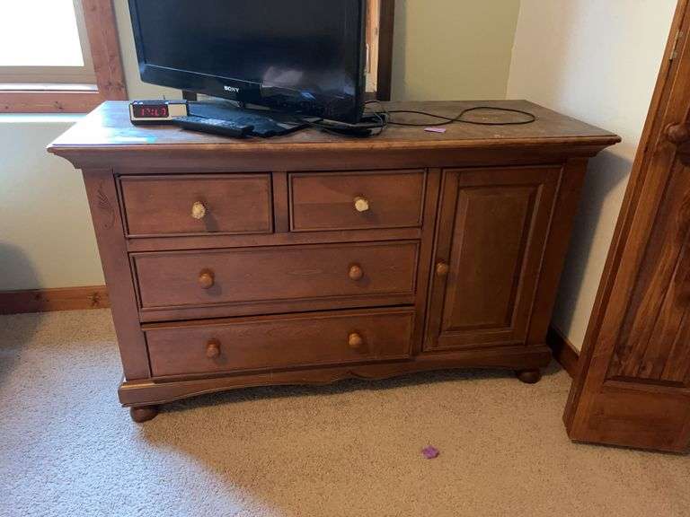 Dresser 20 x 52 and wall hanging mirror