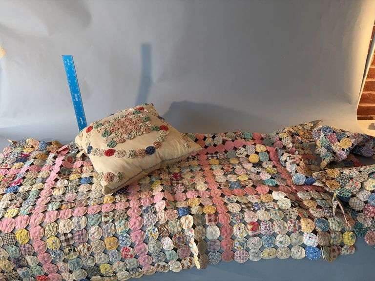 Various pieces of yoyo pattern handiwork image