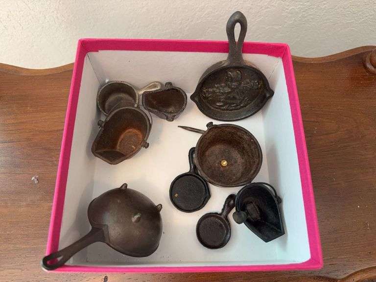 Mini cast iron cookware image