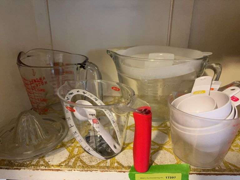 Wet & dry measuring cups, juicer image