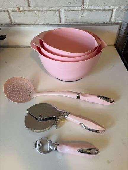 KitchenAid mixing bowl set and pink Cuisinart utensils image